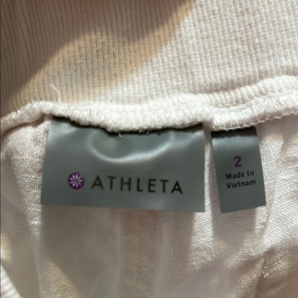 Athleta White Cargo Shorts Lightweight Relaxed Fit. 100 % linen. - Picture 5 of 6